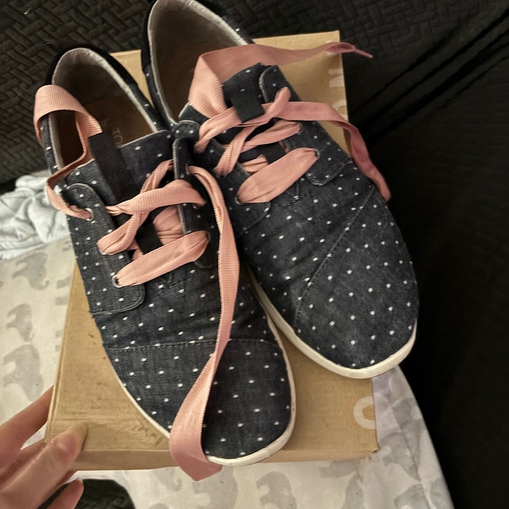 Tom’s polka dot sneaker